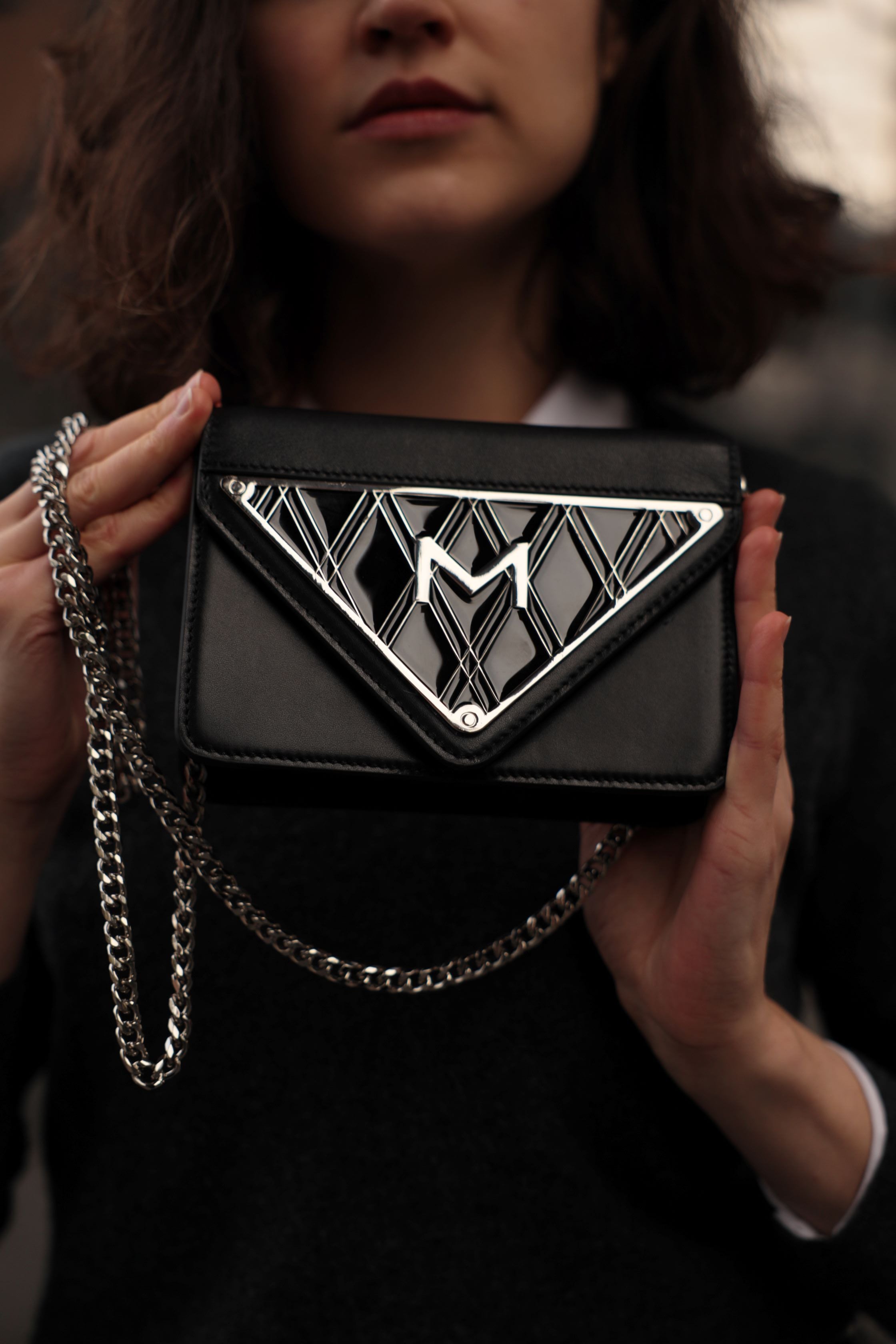 schwarze Leder Handtasche mit Triangle