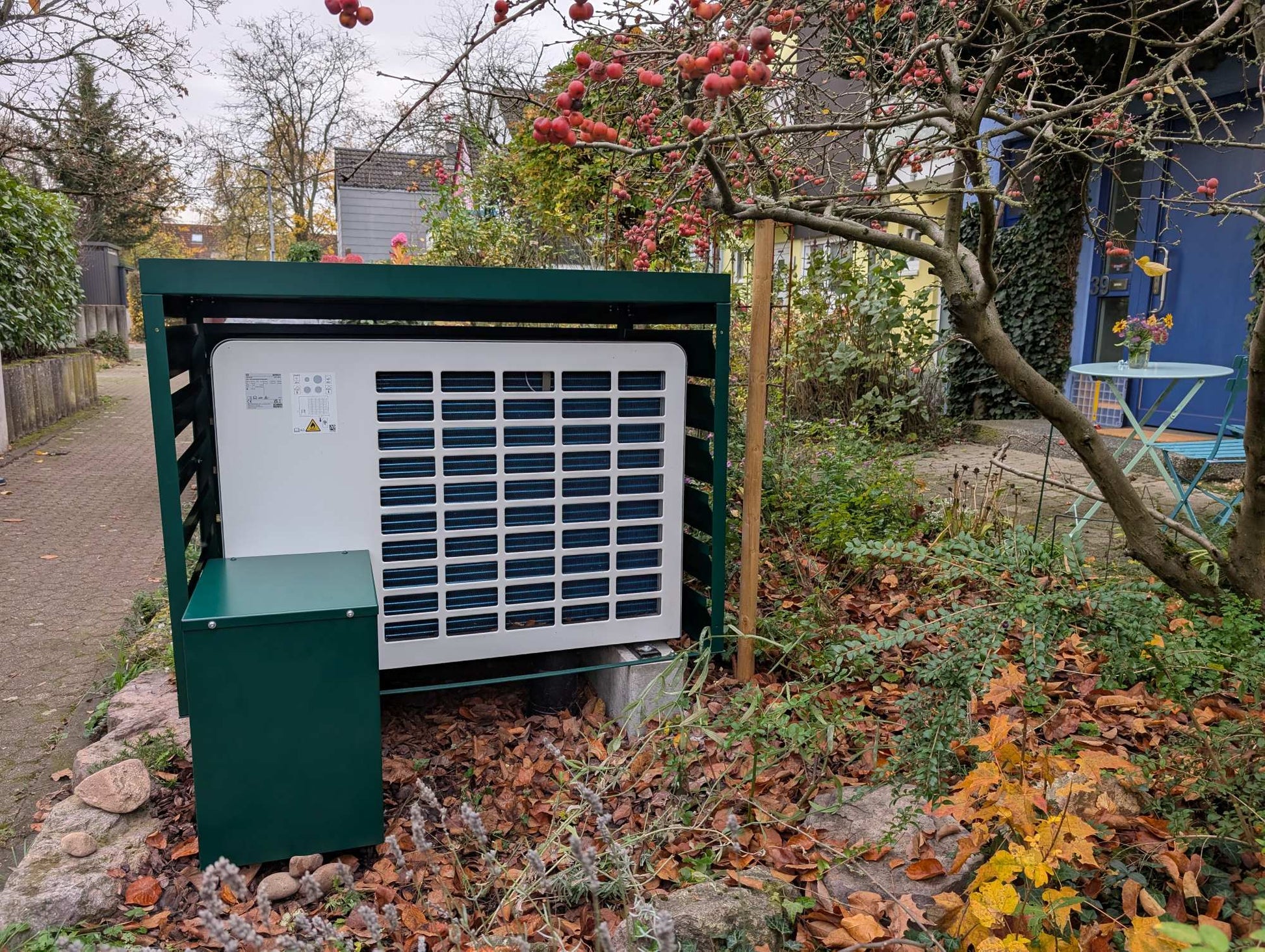 Bodenabdeckung Wärmepumpe Bosch – Leitungsführung außen