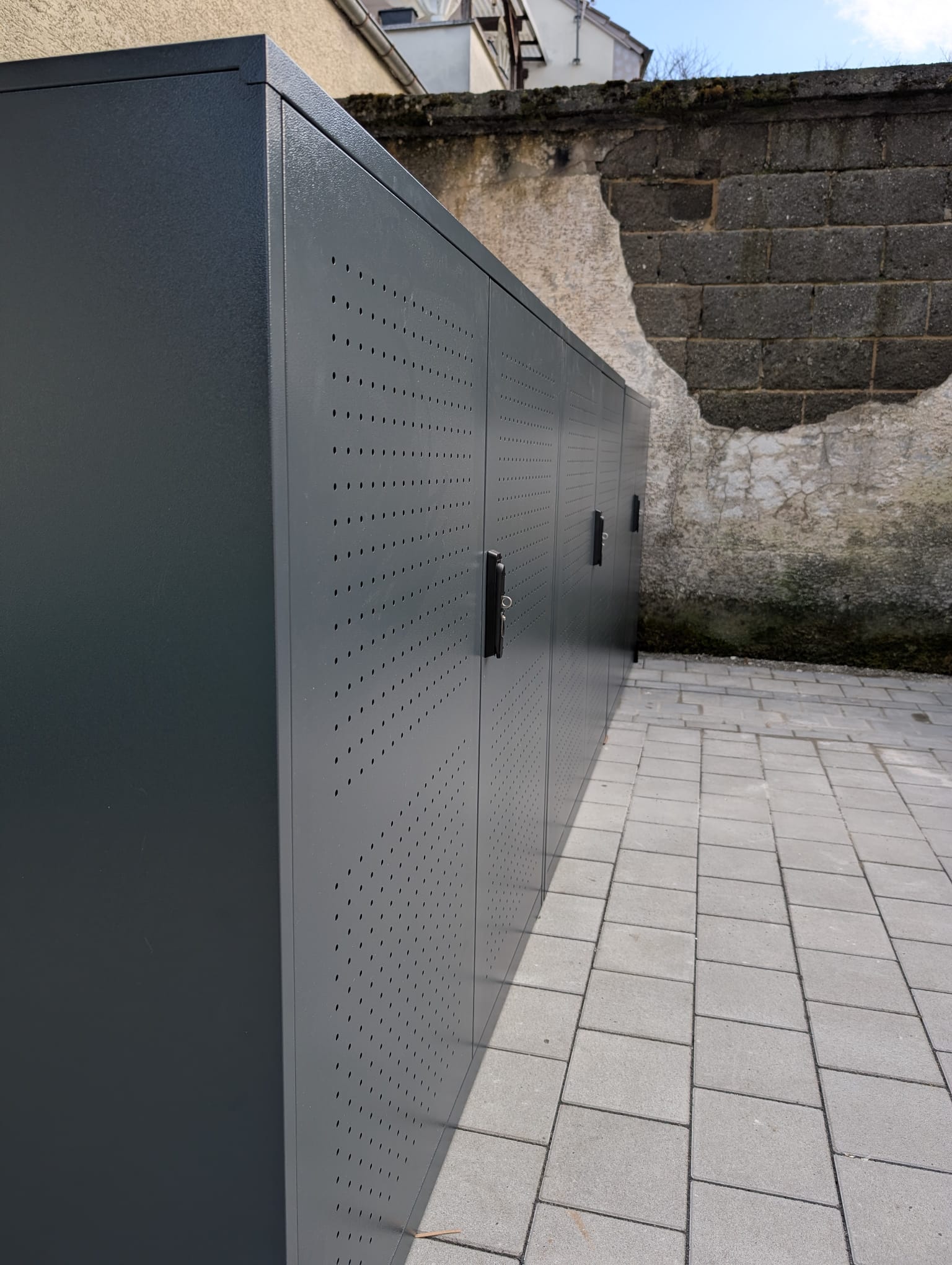 Detailaufnahme einer hochwertigen Metall-Fahrradgarage für E-Bikes mit Lochblech-Design für optimale Luftzirkulation und integriertem Sicherheitsschloss