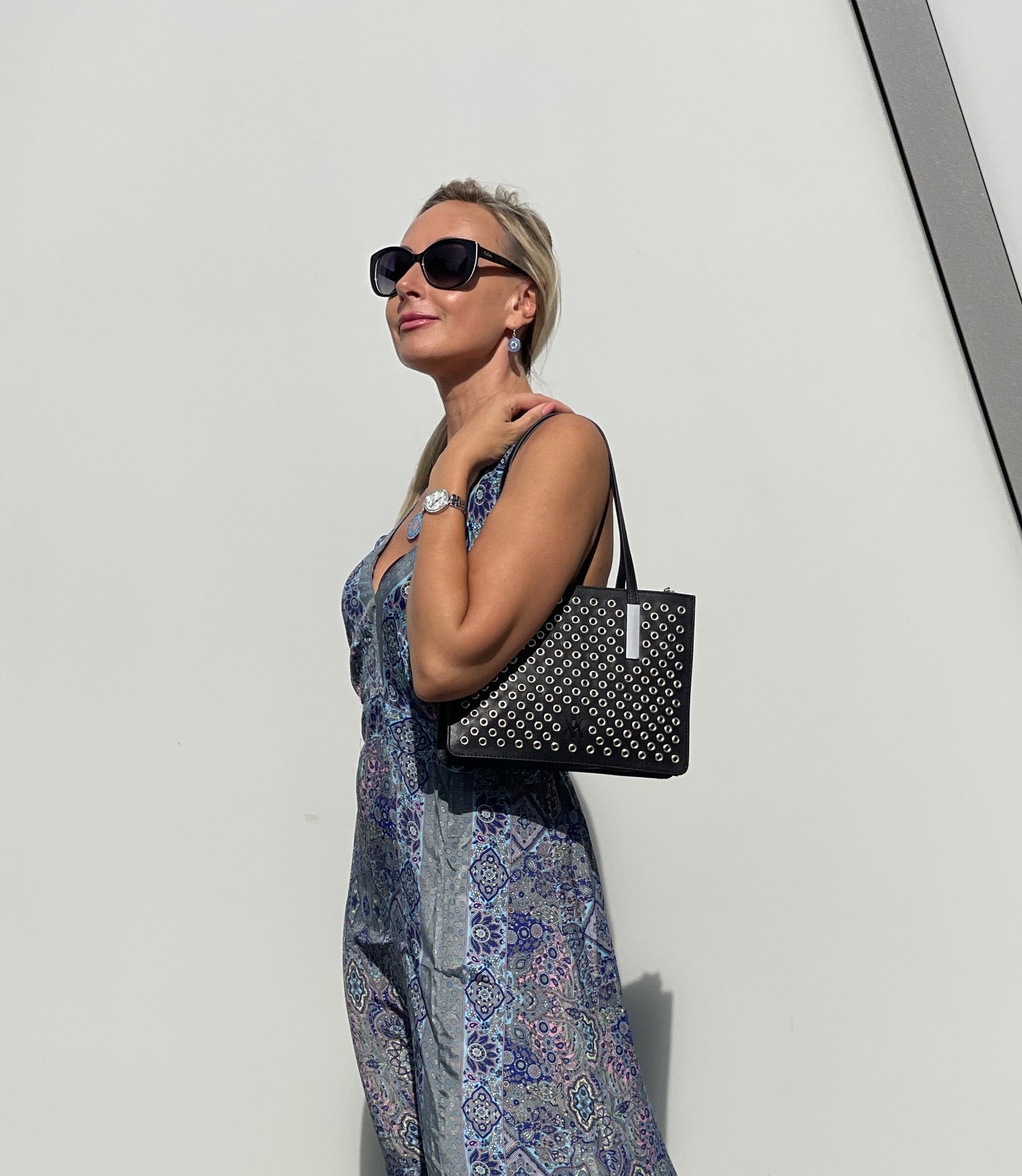 Handtasche Small Tote Bag in schwarzem Leder mit silbernen Nieten