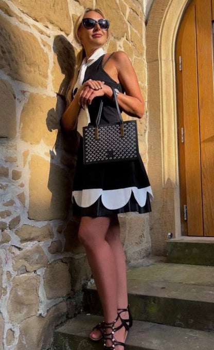 Handtasche Small Tote Bag in schwarzem Leder mit silbernen Nieten