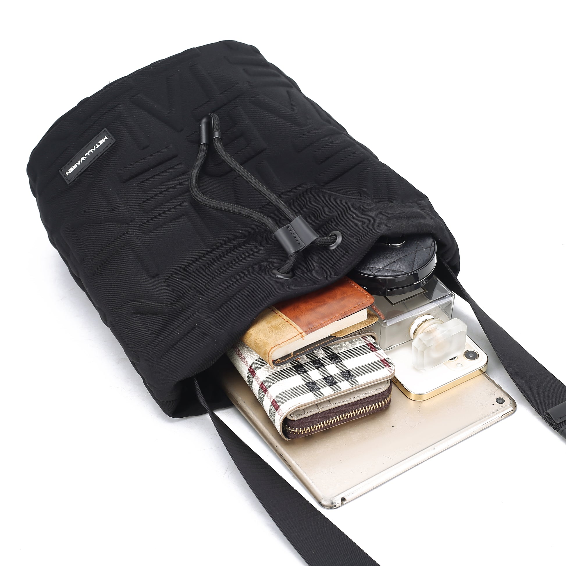 Aufsicht von der schwarzen Neopren Beuteltasche mit METALLWAREN Signature Prägung