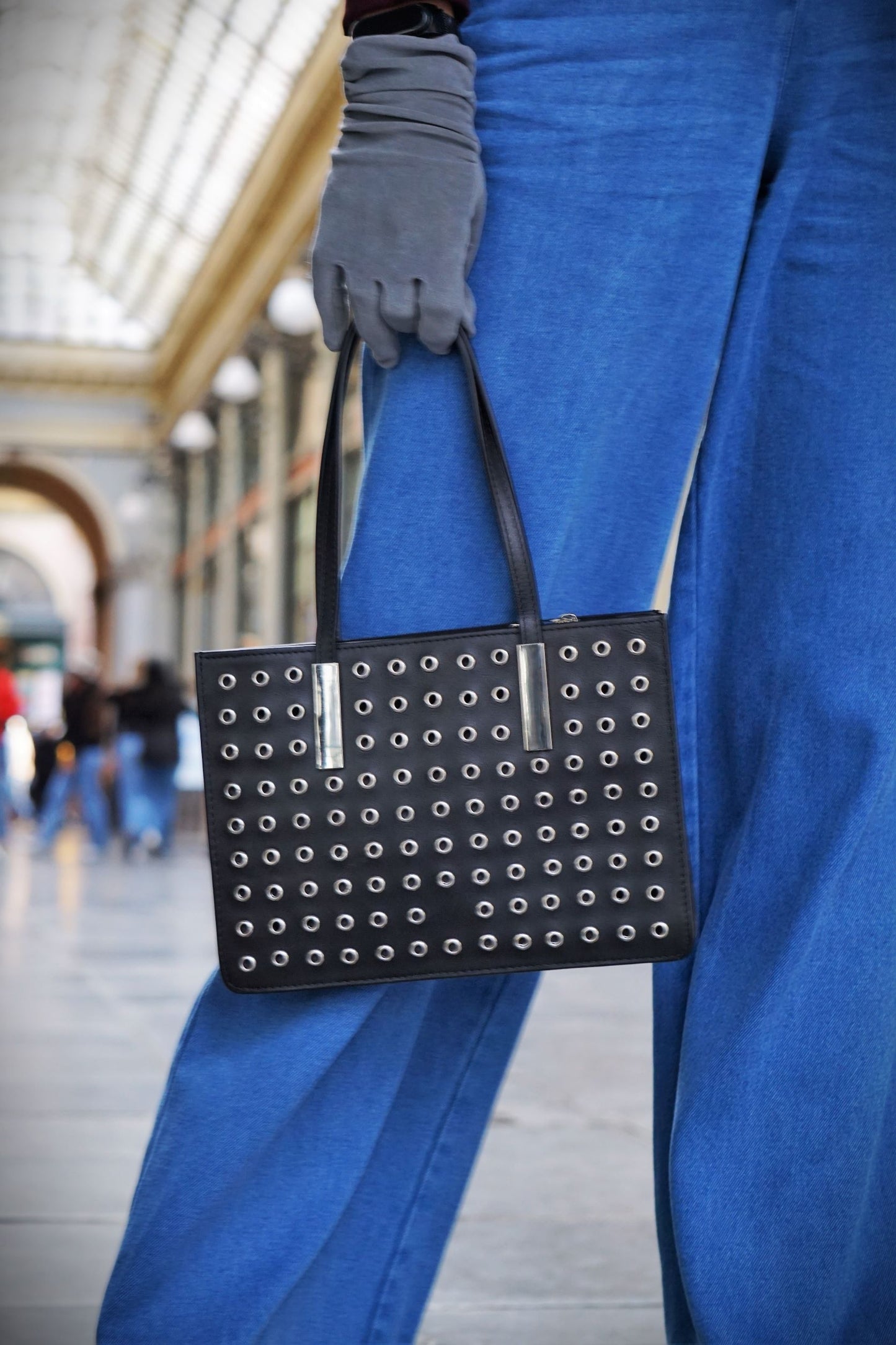 Handtasche Small Tote Bag in schwarzem Leder mit silbernen Nieten