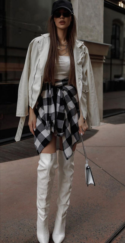 Modischer Look mit weißer Lederhandtasche – elegantes Damen-Outfit mit High Heels