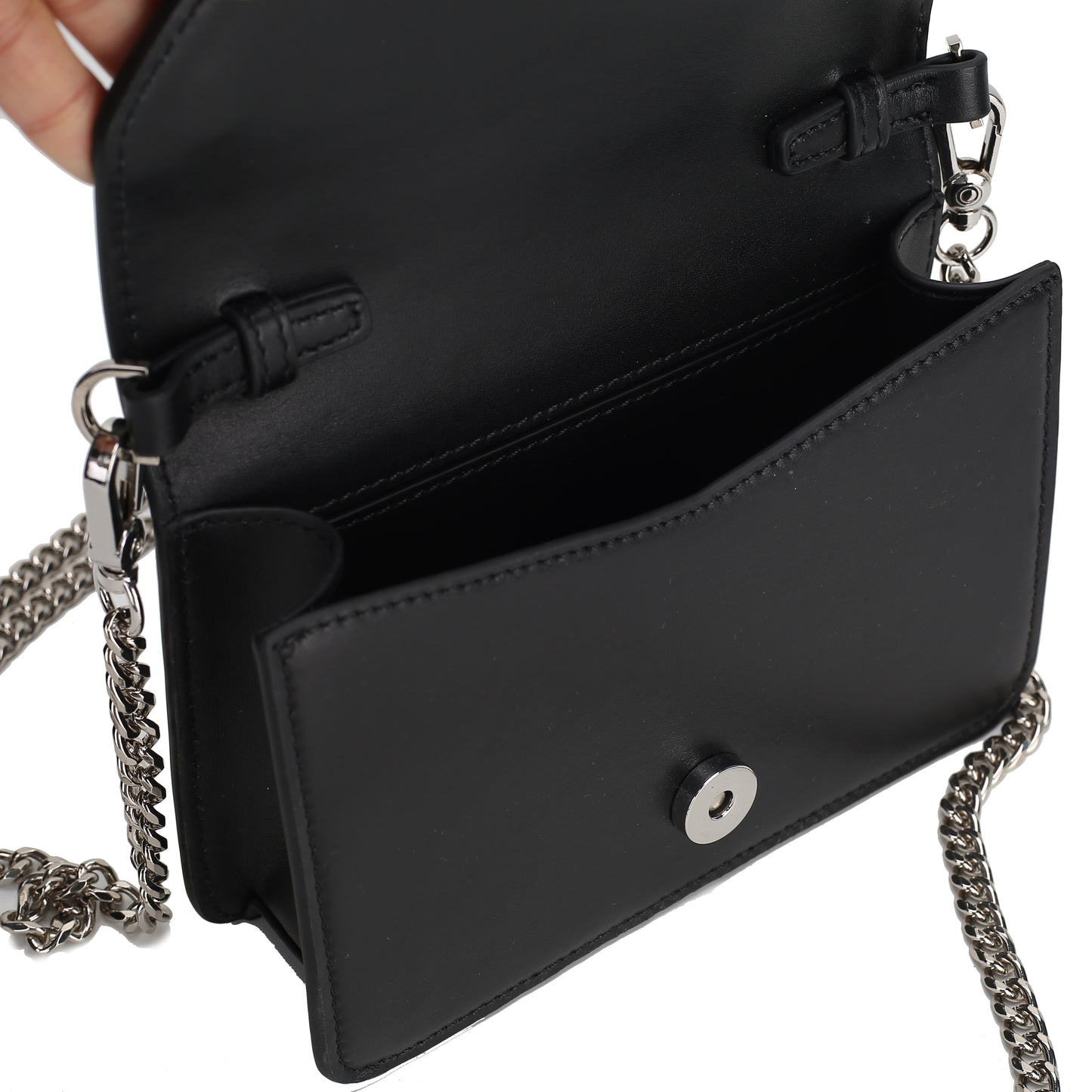 Detailaufnahme der Nähte und Verarbeitung der glänzenden Ledertasche mit Logo
