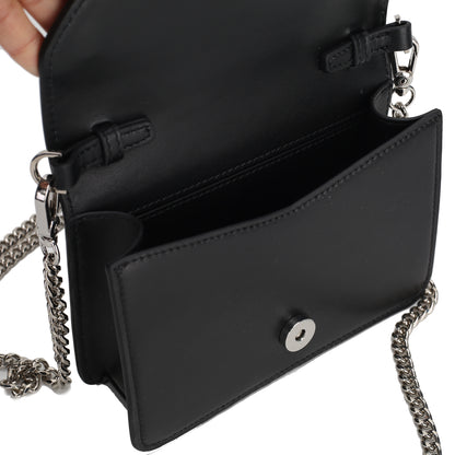 Detailaufnahme der Nähte und Verarbeitung der glänzenden Ledertasche mit Logo