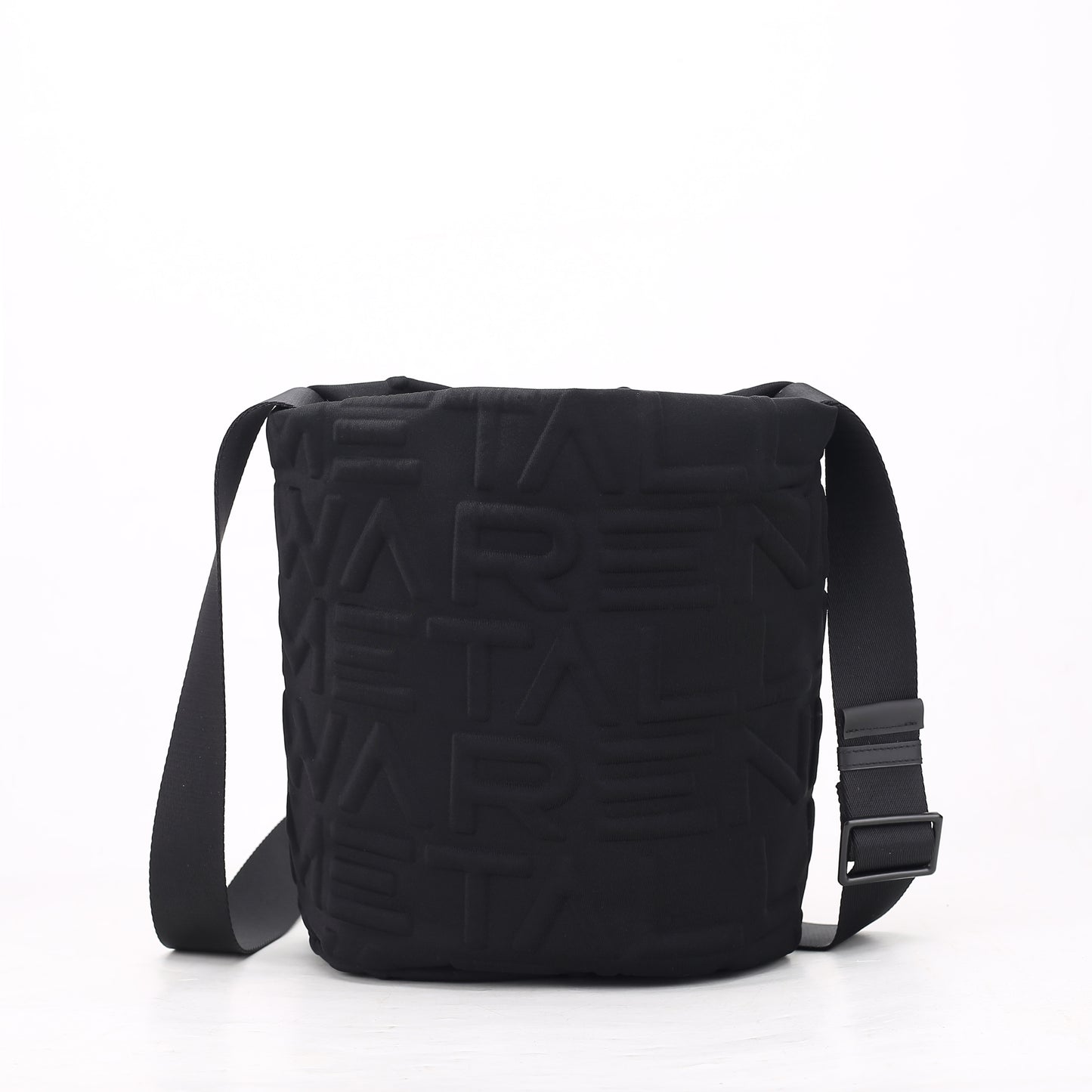 Detailaufnahme der Nähte und Verarbeitung der seidenglänzender Bucketbag mit Logo Prägung und Schulterriemen