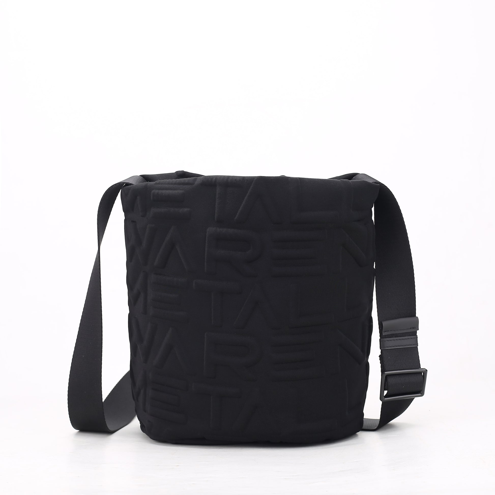 Detailaufnahme der Nähte und Verarbeitung der seidenglänzender Bucketbag mit Logo Prägung und Schulterriemen