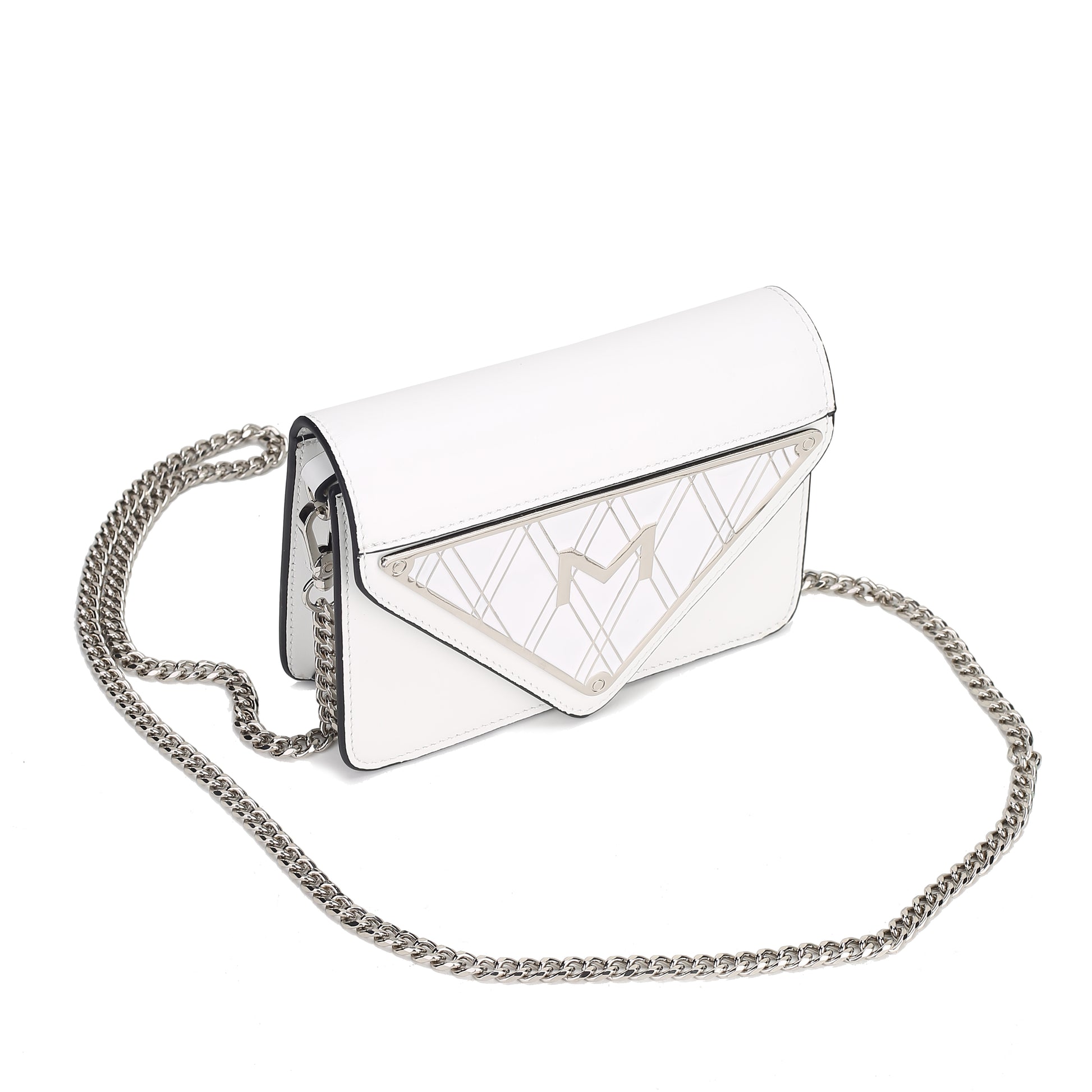 Detailaufnahme des emaillierten Metall-Logos auf der weißen Leder-Handtasche mit Gliederkette