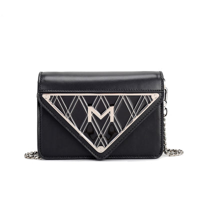 Frontansicht der schwarzen Handtasche aus glänzendem Leder mit emailliertem Metall-Logo