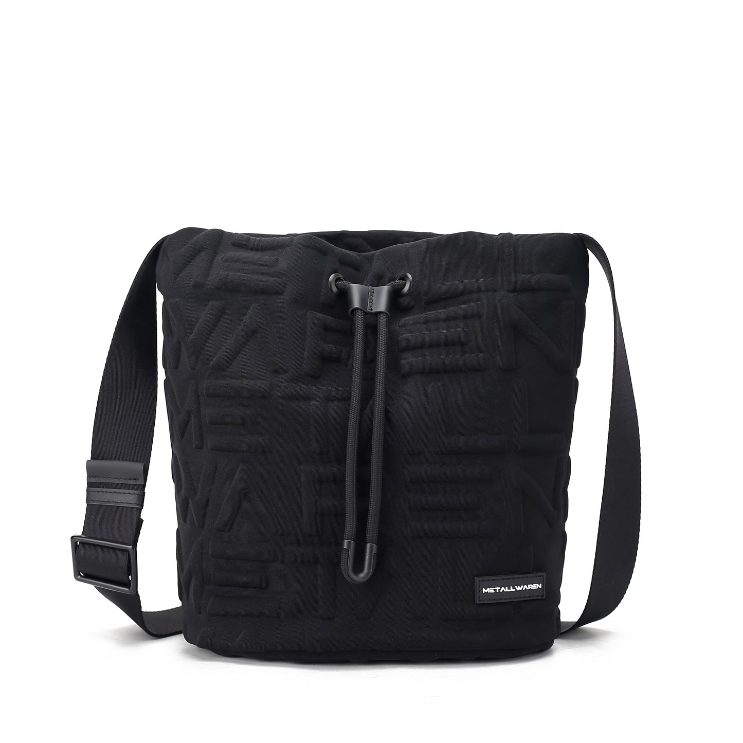 Frontansicht mit Details von der schwarzen Beuteltasche mit METALLWAREN Signatur Prägung