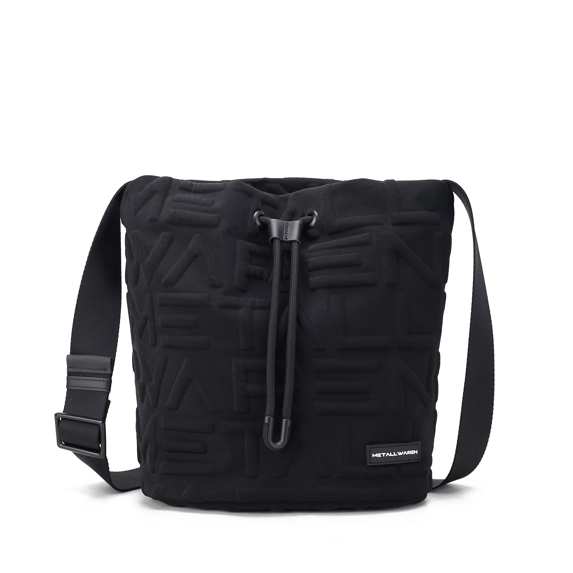 Frontansicht mit Details von der schwarzen Beuteltasche mit METALLWAREN Signatur Prägung