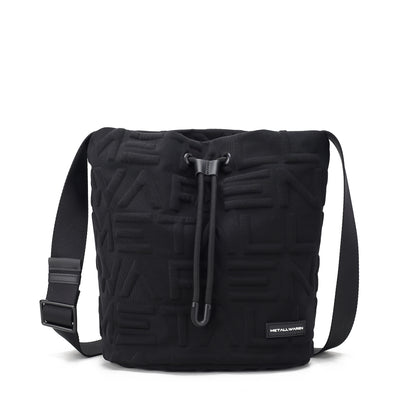 Frontansicht mit Details von der schwarzen Beuteltasche mit METALLWAREN Signatur Prägung
