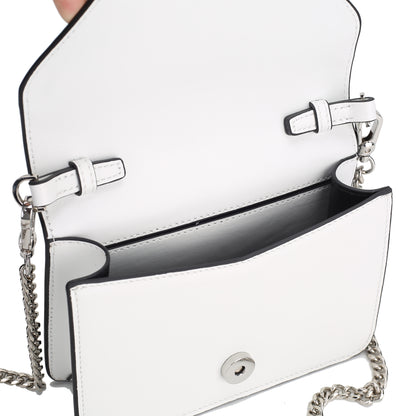Innenansicht der Handtasche mit edlem Innenfutter und geräumigem Hauptfach
