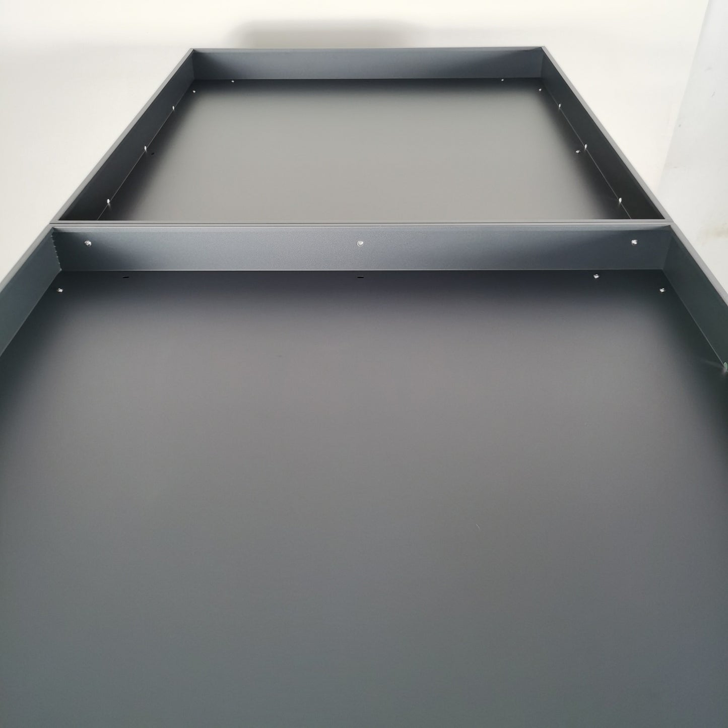 Detailaufnahme Pflanzwanne Metall anthrazit RAL 7016 fuer Fahrradgarage Container 2 Bikes