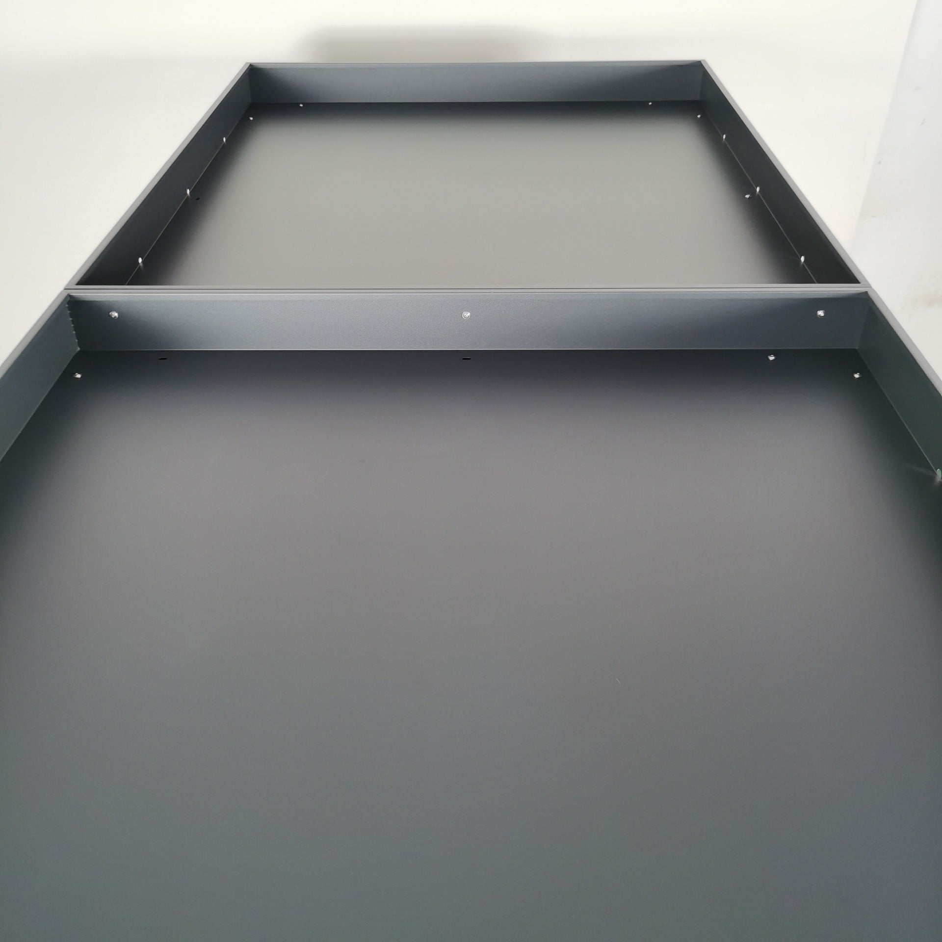Detailaufnahme Pflanzwanne Metall anthrazit RAL 7016 fuer Fahrradgarage Container 2 Bikes