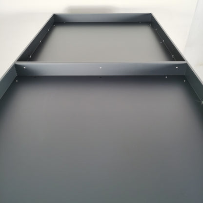 Detailaufnahme Pflanzwanne Metall anthrazit RAL 7016 fuer Fahrradgarage Container 2 Bikes