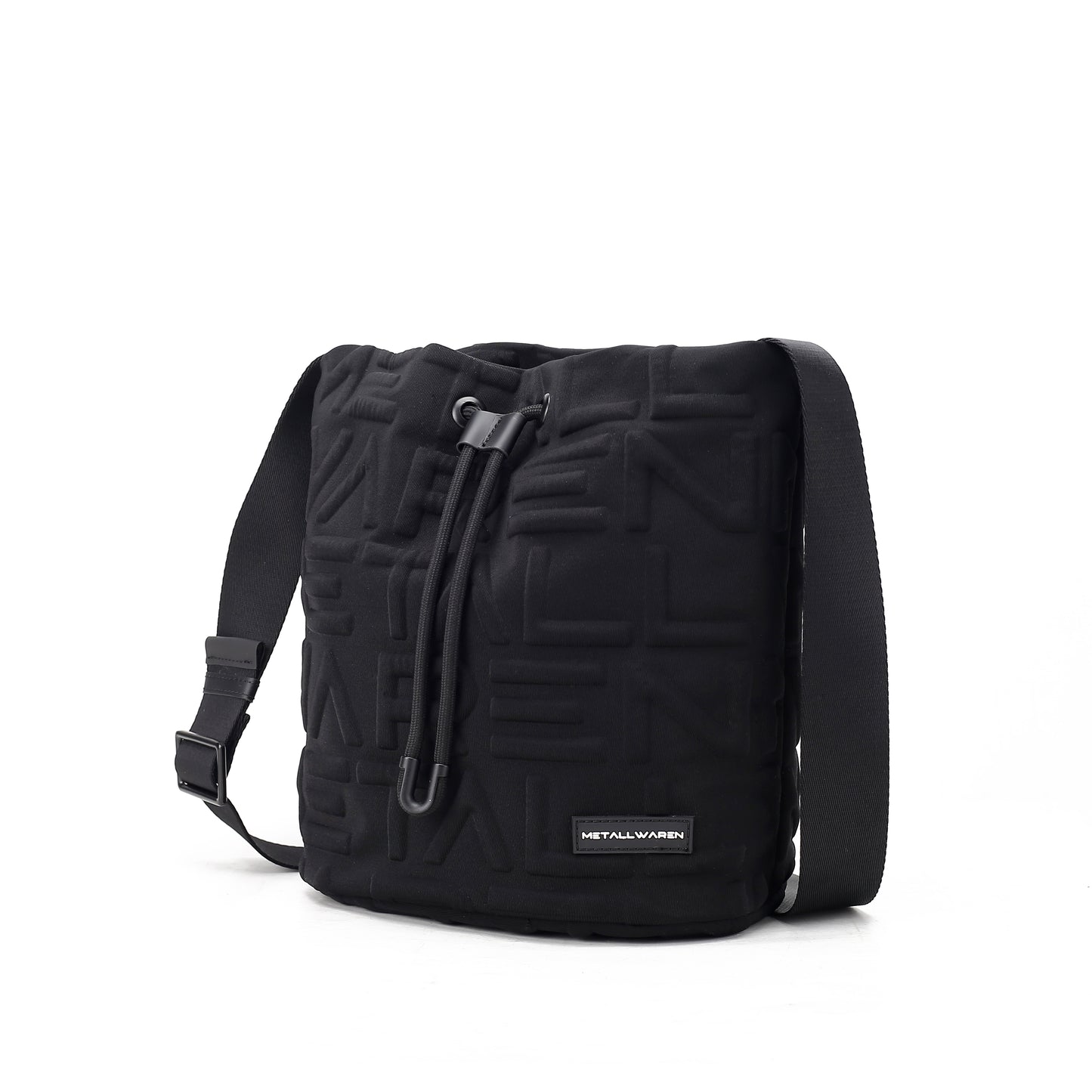 Seitliche Ansicht von der schwarzen Neopren Beuteltasche mit METALLWAREN Signature Prägung