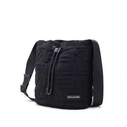 Seitliche Ansicht von der schwarzen Neopren Beuteltasche mit METALLWAREN Signature Prägung